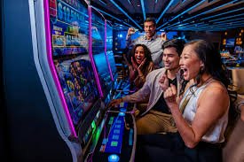 Dealer Live Casino hscbet yang profesional dan ramah melayani pemain secara real time